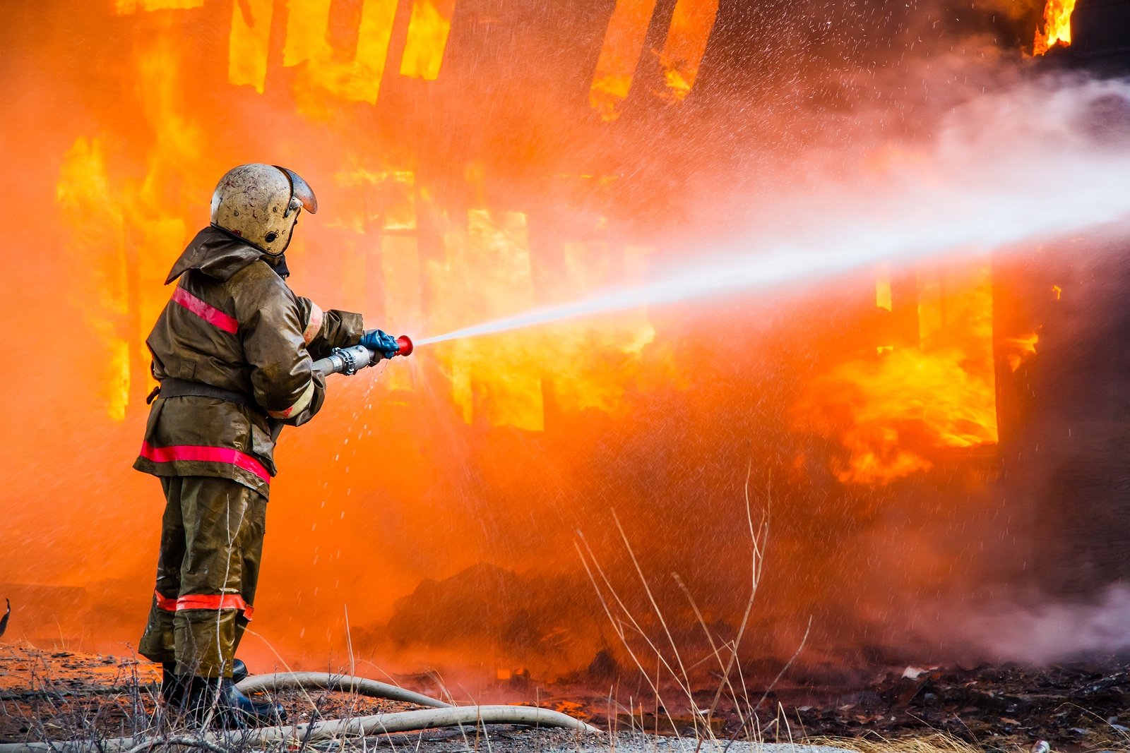 bigstock-Fireman-Extinguishes-A-Fire-91114982.jpg